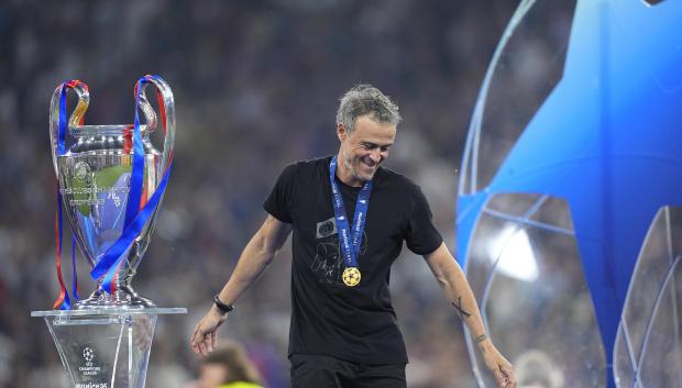 Luis Enrique, con la camiseta dedicada a su hija Xana, antes de recibir la copa de la Champions