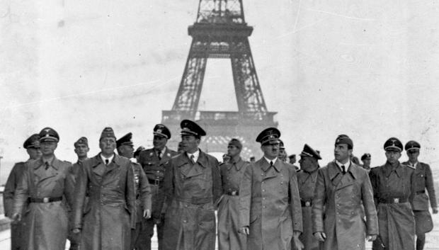 Adolf Hitler paseando frente a la Torre Eiffel en París, 23 de junio de 1940