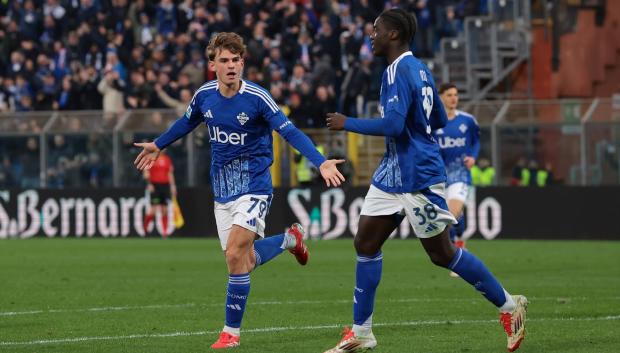 Nico Paz celebra un gol con el Como junto a su compañero Assane Diao