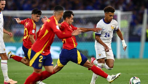 Desire Doue (R) en acción contra los españoles Martin Zubimendi (2-R), Pedro Porro (3-R) y Pedri