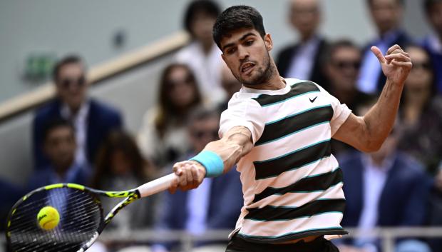 Carlos Alcaraz golpea una derecha en la final de Roland Garros