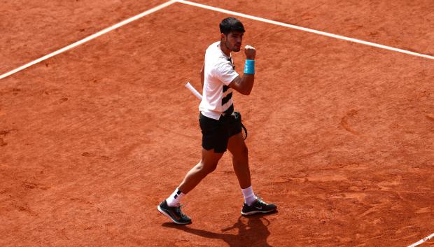 Carlos Alcaraz celebra un punto en la final ante Sinner