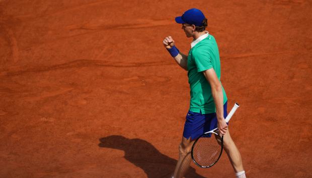 Jannik Sinner festeja un punto en la final de Roland Garros ante Alcaraz