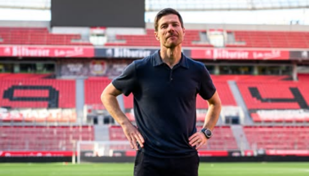 Xabi Alonso con el fenix 8 en su etapa en Alemania