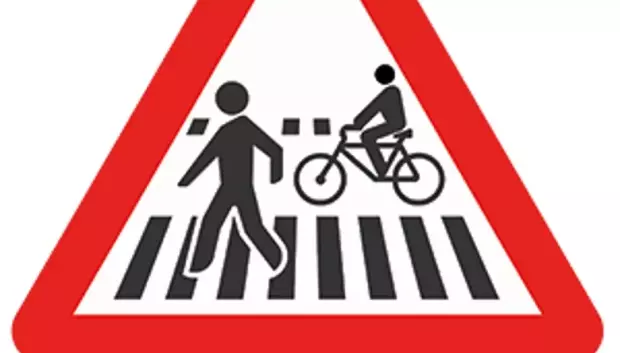 Paso de cebra para peatones con carril bici anexo