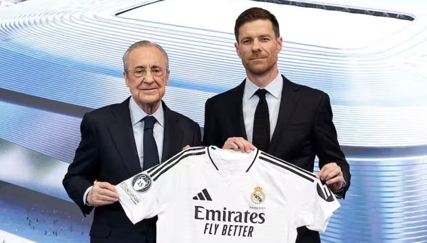 Florentino Pérez y Xabi Alonso durante la presentación del técnico de Tolosa