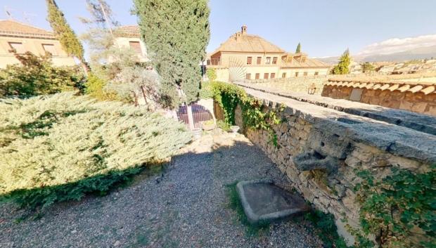 Vista del arco del Acueducto de Segovia que tiene el jardín de una vivienda