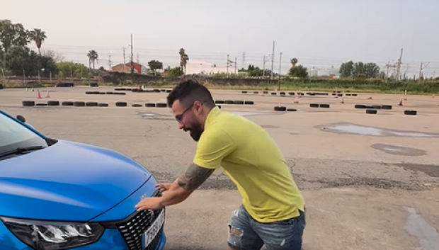 La clave está en probar a empujar el coche en doble fila