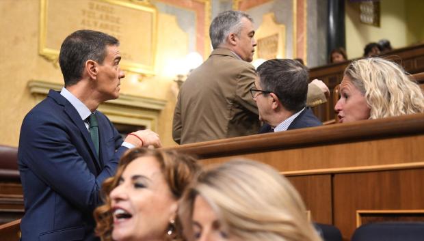Pedro Sánchez y Santos Cerdán en una sesión plenaria del Congreso de los Diputados