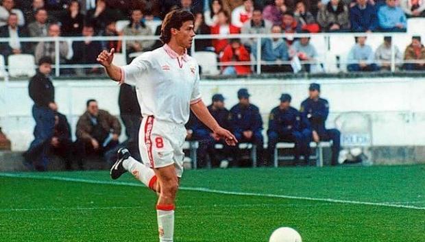 Matías Almeyda jugando en el Pizjuán para el Sevilla F.C