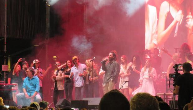 Todos los artistas cantando Vente Pa Madrid como colofón final