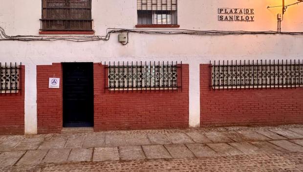 Entrada al local de reuniones del grupo 'Alegría de vivir', por la plaza de San Eloy