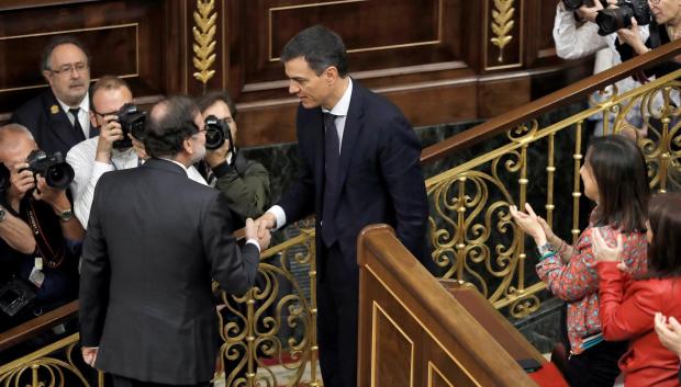Pedro Sánchez y Mariano Rajoy dándose la mano tras la moción de censura de 2018