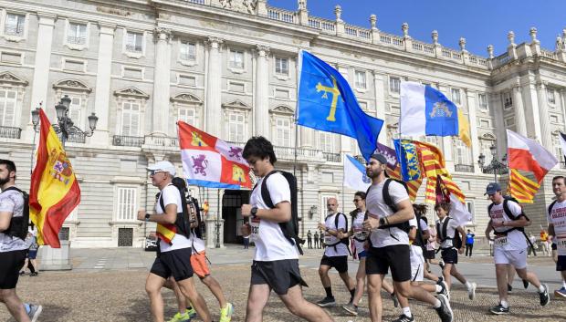 Corredores en la Explanada de la plaza de Oriente al comienzo de la Carrera popular