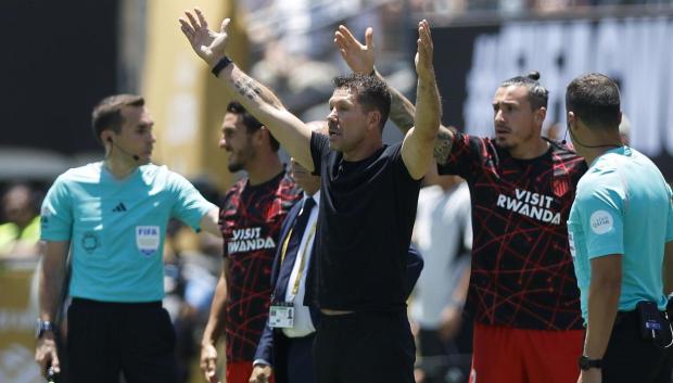 Diego Pablo Simeone protesta contra el arbitraje