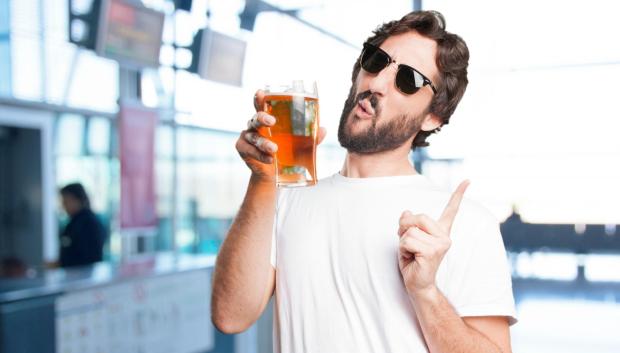 Embarcar en estado de embriaguez también es motivo de expulsión.