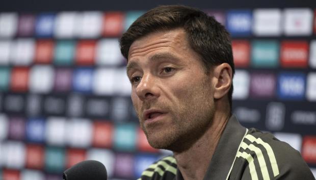 El técnico del Real Madrid, Xabi Alonso, habla durante una rueda de prensa