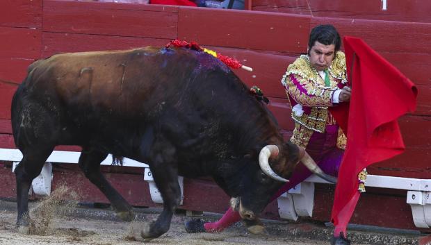 Morante de la Puebla torea en Toledo sentado en el estribo