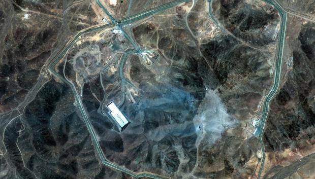 La planta de Enriquecimiento de Combustible Fordow de Irán, el 19 de junio de 2025 (arriba), y Fordow, el 22 de junio tras los ataques estadounidenses