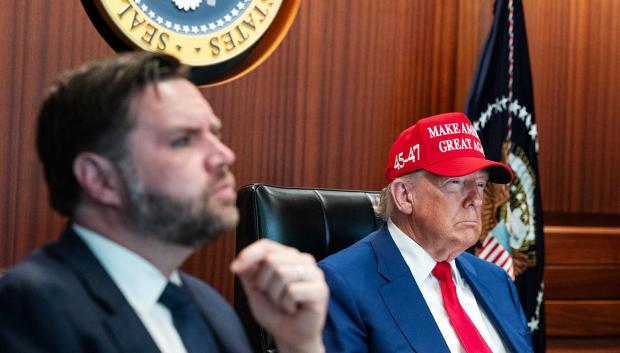 El presidente de Estados Unidos, Donald Trump, junto al vicepresidente norteamericano, J.D. Vance