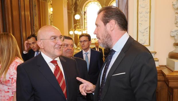 El alcalde de Valladolid, Jesús Julio Carnero, y su predecesor y ministro de Transportes, Óscar Puente