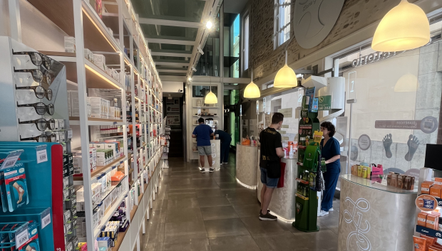 Imagen de una oficina de farmacia en la localidad castellonense de Burriana tomada hoy, lunes 23 de junio