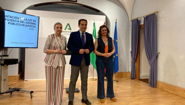 El consejero de Justicia, junto a la delegada territorial