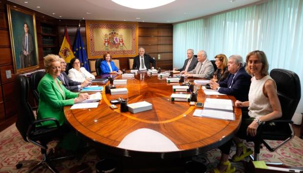 MADRID, 23/06/2025.- El presidente y la vicepresidenta del Tribunal Constitucional (TC), Cándido Conde Pumpido (fondo) e Inmaculada Montalbán (a su dcha), respectivamente, durante el pleno histórico de cinco días, que ha arrancado este lunes en Madrid, centrado en exclusiva en la ley de amnistía, con una ponencia que propone avalar la norma en líneas generales y que augura un debate intenso entre sus magistrados. EFE/ Borja Sanchez-Trillo