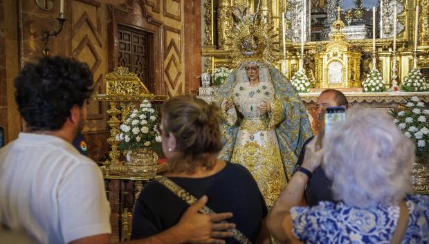 Fieles y curiosos ante la Virgen Macarena en su basílica este lunes en la capital andaluza. Los devotos de la Esperanza Macarena de Sevilla siguen divididos sobre el resultado de los trabajos de restauración que se han realizado a la imagen durante el fin de semana, que, aunque en principio parecían ceñidos a las pestañas colocadas a la imagen, al final creen que han ido más allá. EFE /Julio Muñoz