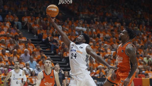 Andrés Feliz (i) entra a canasta ante el base del Valencia Chris Jones (d)