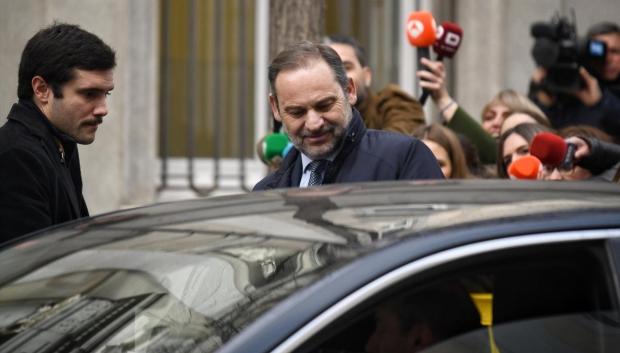 Ábalos subiéndose a un coche oficial