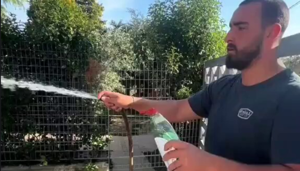 Este hombre que echa jabón sobre el chorro de la manguera es otro de los más ingeniosos