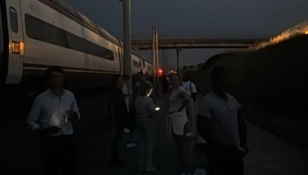 Uno de los trenes Avant de Renfe afectados, varado en mitad del campo en plena noche