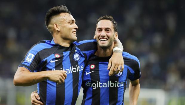 Lautaro Martínez y Hakan Çalhanoğlu celebran un gol del Inter de Milán