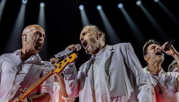 El cantante Miguel Bosé durante su concierto en el Movistar Arena