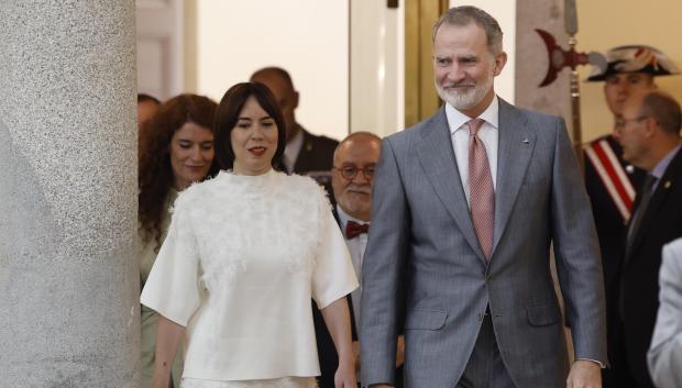 La ministra de Ciencia, Innovación y Universidadaes, Diana Morant (i) y el rey Felipe VI (d) a su llegada a la entrega de los Premios Nacionales de Investigación, el reconocimiento científico más importante de España, celebrado este jueves en el Palacio Real de El Pardo