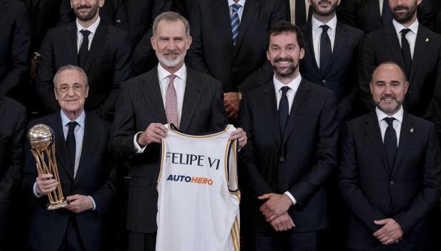 Chus Mateo y Florentino Pérez, a los extremos de la imagen