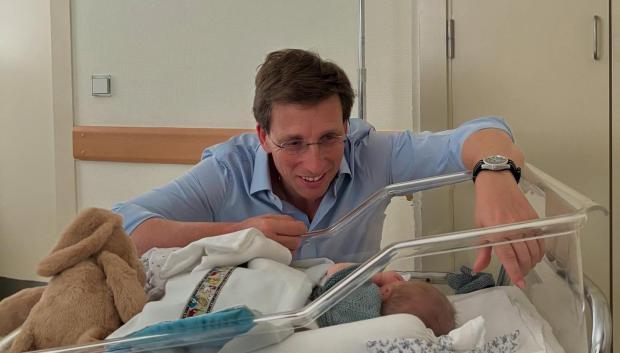 Almeida y su primer hijo Lucas