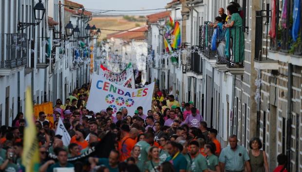Desfile de los equipos participantes por las calles de Añora