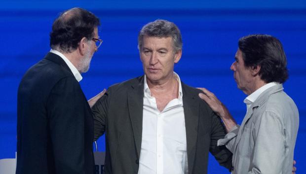 El expresidente del Gobierno, Mariano Rajoy, el presidente del PP, Alberto Núñez Feijóo, y el expresidente del Gobierno, José María Aznar