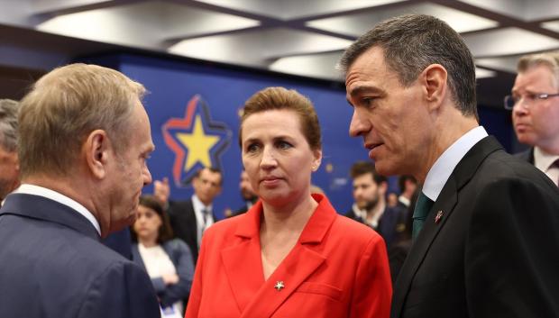 Pedro Sánchez conversa con sus homólogos de Dinamarca, Mette Frederiksen y de Polonia, Donald Tusk