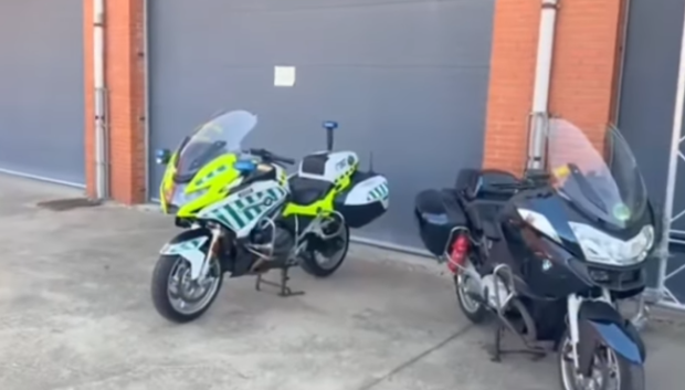 Una de las motos camufladas en color azul