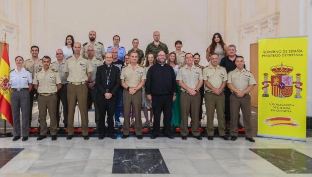 Foto de familia de la visita del obispo de Córdoba a la Subdelegación de Defensa
