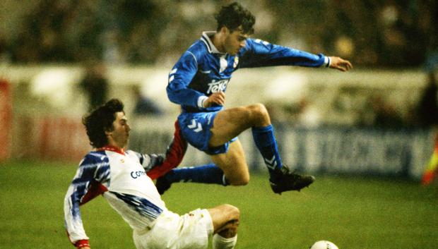 Luis Enrique jugando para el Real Madrid en 1993