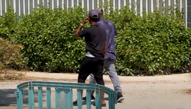 Dos inmigrantes caminan por las inmediaciones del centro de Pozuelo de Alarcón