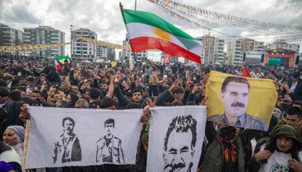 Partidarios del Partido de la Igualdad y la Democracia de los Pueblos (DEM) sostienen fotografías del líder encarcelado del Partido de los Trabajadores del Kurdistán (PKK), Abdullah Öcalan