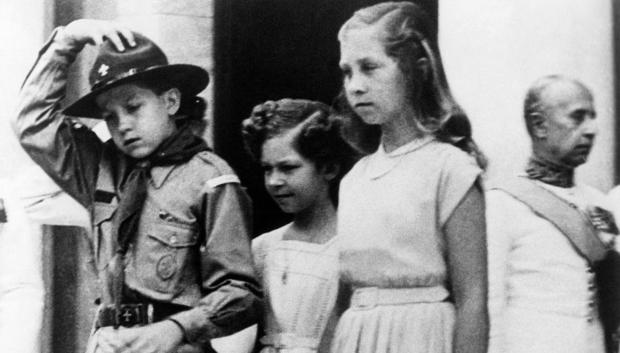 La Princesa Irene de Grecia con sus hermanos Sofía y Constantino