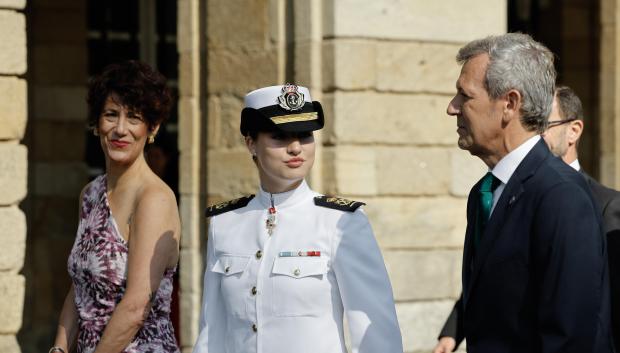 SANTIAGO DE COMPOSTELA, 14/07/2025.- La princesa Leonor recibe este lunes la Medalla de Oro de Galicia, la mayor distinción que otorga la Xunta en un acto celebrado en el Hostal dos Reis Católicos, en Santiago de Compostela, y que cuenta con la presencia del presidente gallego, Alfonso Rueda (d) y la ministra de Inclusión, Seguridad Social y Migraciones, Elma Saiz (i). EFE/ Lavandeira