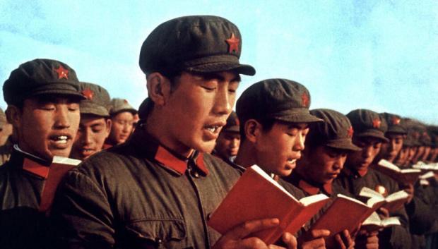 Soldados del Ejército Popular de Liberación chino recitan en abril de 1970 algunos párrafos del "Pequeño Libro Rojo" de Mao Zedong
