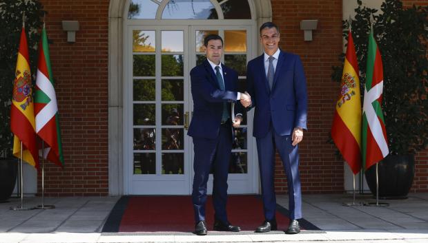 Pedro Sánchez e Imanol Pradales, a la entrada de la Moncloa
